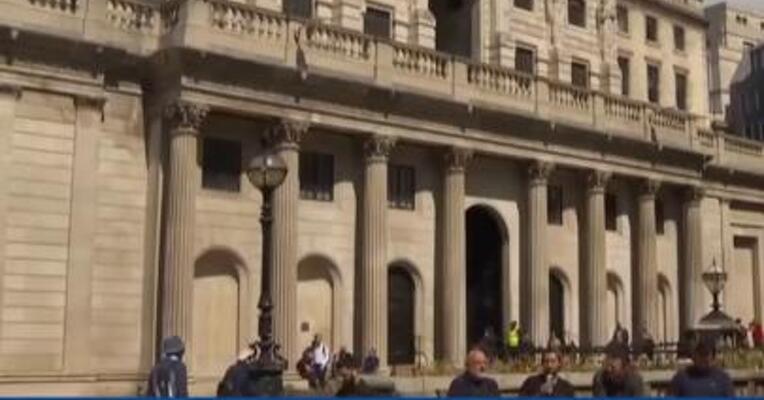 英国央行表示，将在下次政策会议上评估英镑下跌和财政计划