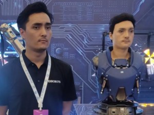 特斯拉人形机器人带火业态？国内从业者：量产和商用仍是难题，“一老一小”是当前破题点