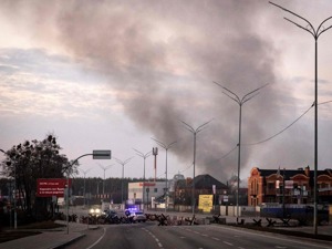 突发！基辅正遭遇第二波巨大爆炸，一枚导弹落在泽连斯基办公室附近，乌克兰第四大城市第聂伯罗也遭俄军攻击