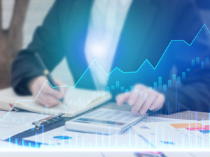 掘金日报 | 这只股票暴涨超50%，A股“吃肉”行情来了？