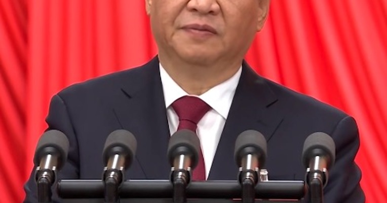 习近平说，大会的主题是：高举中国特色社会主义伟大旗帜，全面贯彻新时代中国特色社会主义思想，弘扬伟大建党精神，自信自强、守正创新，踔厉奋发、勇毅前行，为全面建设社会主义现代化国家、全面推进中华民族伟大复兴而团结奋斗。