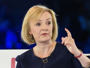 英国新财长撤销几乎所有减税计划，首相特拉斯道歉：“我想做的太多且操之过急”