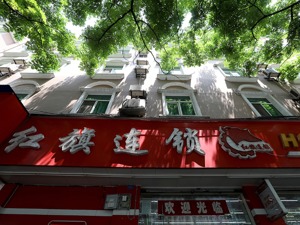 二十大时光·聆听报告丨党的二十大代表、红旗连锁董事长曹世如：坚守“服务大众 方便人民”的初心 更好地服务社会、回报社会 