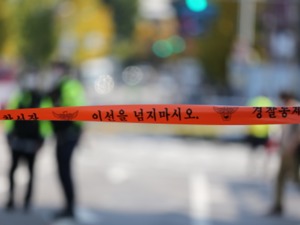 直击韩国梨泰院踩踏事故：事发小巷仅4米宽，正常容纳5-6人并排通行；死伤者身份确认困难，相关失踪报告达4024件