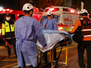 追踪 | 韩国梨泰院一晚涌入逾10万人，韩媒称事发地没有进行交通管制，亲历者：下坡的人像多米诺骨牌一样被绊倒