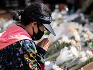 追踪 | 梨泰院踩踏事故死亡人数升至156人，韩国行政安全部长道歉，警察厅长承认警方热线处理不力