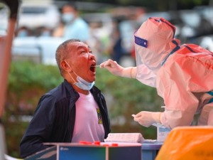 国家疾控局答每经问：不得拒绝接收疫情发生地滞留返回人员，按要求落实防控措施，既要防扩散，也不得加码管控