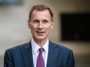 英财长公布550亿英镑增税、削减支出计划，称英国经济已陷入衰退
