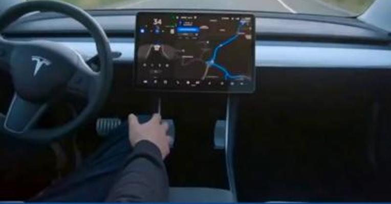 特斯拉在美国申请召回321628辆2023年款Model 3和2020-2023年款Model Y汽车，涉及尾灯问题