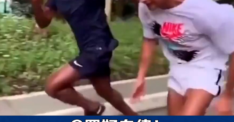 C罗好自律，凌晨带朋友跑步！C罗成为历史首位在连续五届世界杯中取得进球的球员！37岁的C罗能保持火热状态，和跟他的自律密不可分~（来源：咪咕体育）