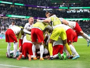 世界杯最新战况：波兰2-0击败沙特，莱万打入世界杯首球激动落泪！头球破门，澳大利亚1-0胜突尼斯