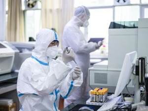 新冠回归乙类管理条件渐趋成熟？病毒学家：流行病学条件逐渐具备，但老年人疫苗接种率还有待提高