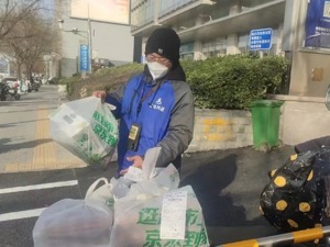 首批1000余名京东小哥抵京、多家快递开启“夜派”模式 快递物流保通保畅进行时