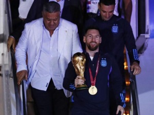 英雄凯旋！梅西捧杯走下飞机，超20万人接机，阿根廷举国沸腾