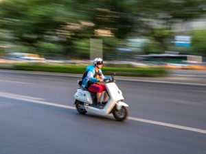 绿源集团IPO：雅迪、爱玛瓜分“小电驴”大半市场   扩产潮下，市占率3.9%的“先行者”能否跑出新格局？