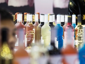 年轻人酒饮市场规模超4000亿  饮料、餐饮等巨头纷纷跨界布局
