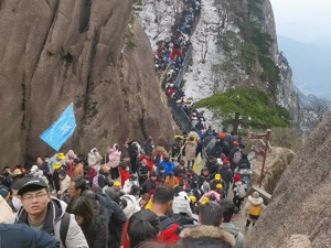 新春走基层丨大年初五的黄山：游客络绎不绝 工作人员坚守岗位