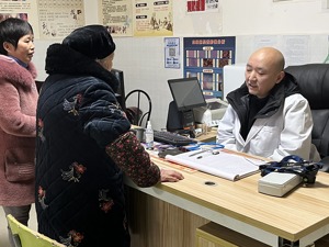 新春走基层丨经营诊所30年的医生：去年很忙很累，兔年新春患者少了很多
