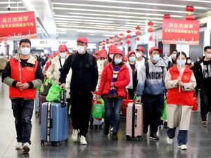 苏州火车站核酸亭变身人社服务站 江苏多地人社局组织包车、包机“点对点”接返岗员工丨聚焦节后返工潮