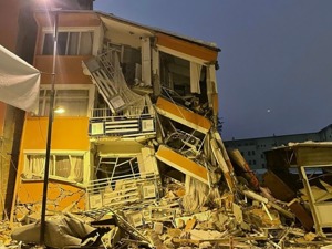 亲历者：“没有比这次地震更可怕的事！”受恶劣天气拖累，土耳其地震遇难人数恐大幅上升