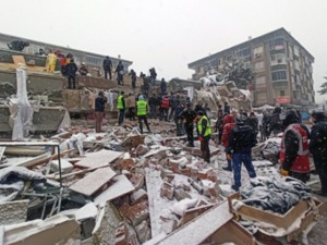 美国地质调查局：土耳其地震或致万人死亡，初期损失达10亿美元；当地现状：停电、道路阻塞加剧救援难度，石油生产运输受阻……
