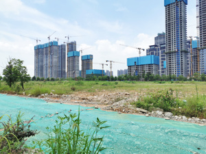杭州5宗地收金近90亿：3宗封顶摇号，平均溢价率10.9%，有地块吸引超30家房企争夺