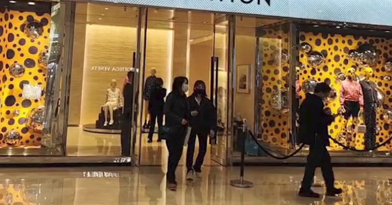 不实涨价消息就让LV卖断货，是谁愿意花更多钱买奢侈品？