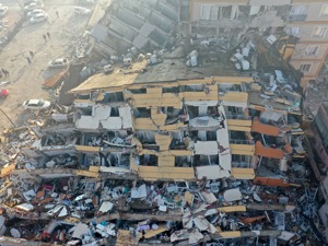 土耳其强震已致逾5000人丧生 中国救援队飞赴灾区