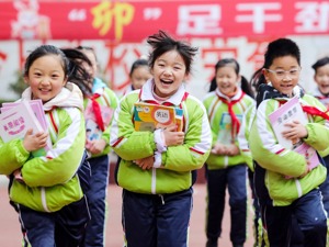 预警频发！“二胎儿童”将迎“入学潮”，中小学学位却紧张，“入学难”如何解？