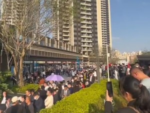 看房人太多，开发商周末紧急挡客！深圳“首付30万”楼盘火出圈，曾涉嫌“首付贷”被约谈