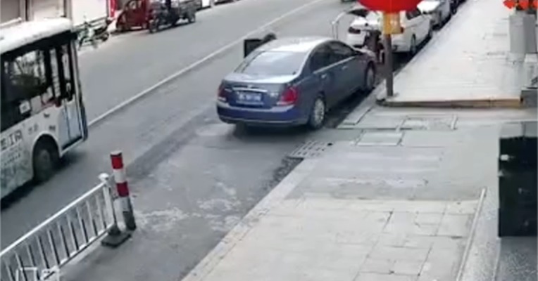 又是特斯拉！浙江瑞安一辆特斯拉Model3当街“狂飙”追尾公交车