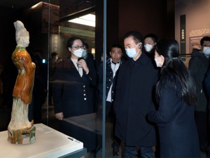 河南省省长王凯与王健林会谈，河南省政府与万达集团签署战略合作框架协议