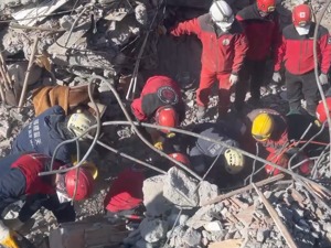废墟、饥寒与温情 中国救援队在土耳其重灾区