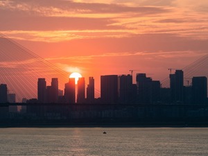 再上万亿，“塔尖城市”谁动力更足？
