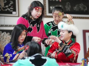 （十年两会·温暖记忆）“为中华民族大家庭而歌唱”