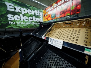 英国供应链面临25年来最严峻的形势，黄瓜、西红柿等蔬菜被限购，发生了什么？