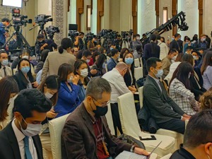 记者手记丨各路媒体争睹全国人大新任大会发言人首秀，会前一小时现场已座无虚席