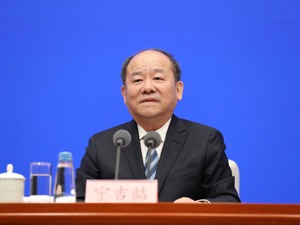 “过去三年我的消费大大降低了”！宁吉喆透露个人消费：妻子管工资卡，偶尔在外吃饭AA制，购书消费多，喜欢看电影