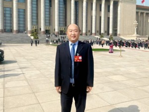 两会专访丨全国人大代表、上汽乘用车郑州分公司总经理丁波：预计今年出口规模超10万辆，有信心迎接“出海”挑战