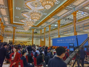 每经记者直击李强总理首场记者会：总理上网会关注网民的意见建议