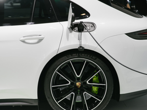 预计2030年八成新车为纯电车 保时捷中国CEO：豪华电动车领域还没有真正赢家