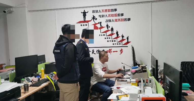 每经记者直击丨央视3·15晚会曝光的评书机公司已被深圳市场监督管理局连夜执法处置