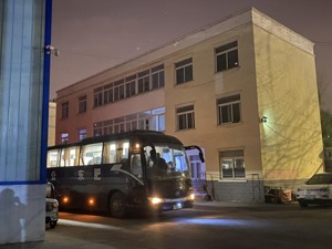 每经记者深夜直击丨肥东县联合执法组查封3·15晚会曝光的“香精大米”公司