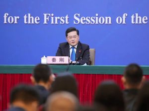 秦刚同乌克兰外长通电话！乌外长：感谢中方向乌提供人道主义援助，希望同中方保持沟通