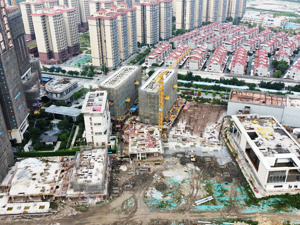 9本不动产权证书交到了恒大集团工作人员手中…