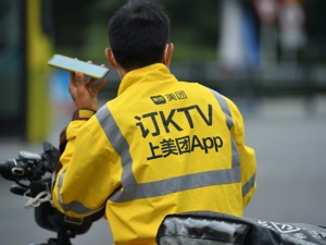 广州美团骑手招满了？本科率接近30%？送钱托关系才能进？最新回应：谣言，单量多的月工资上万
