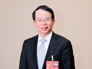 全国人大代表、厦门国家会计学院前院长黄世忠：财务造假时有发生，建议明确配合造假方的法律责任