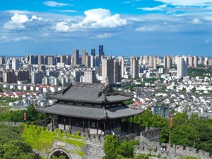 城市24小时 | 借鉴兄弟城市路线图，苏州要弯道超车