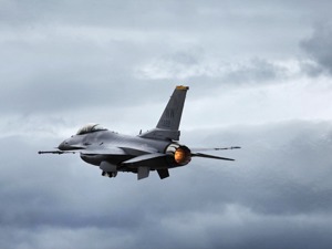 拜登授权，美国“报复性”空袭后，驻叙美军基地再遭袭：十多枚火箭弹从天而降，一名美国军人受伤