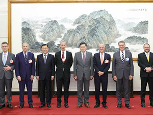 秦刚会见美国友好团体和工商界人士：目前中美关系依旧春寒料峭